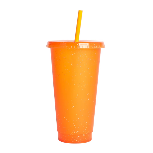 24oz glitter plastic cup with lid and straw in shimmering blue with matching lid and reusable straw, featuring an embedded glitter finish that catches light. Product shown with feature callouts: 24oz capacity, BPA-free, food-grade PP, reusable, fits most cup holders. Additional image displays five-color assortment of glitter plastic cups in purple, orange, blush pink, mint green, and forest green, each with a coordinating colored straw. Custom logo and Pantone color OEM available.